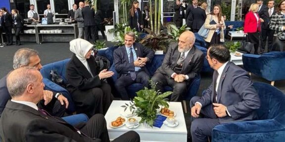 Gest rar de diplomaţie între doi inamici declaraţi – liderii Turciei şi Ciprului au băut o cafea împreună. FOTO