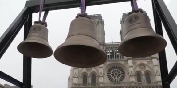 Clopotele de la Notre-Dame de Paris au bătut pentru prima dată de la incendiul din 2019