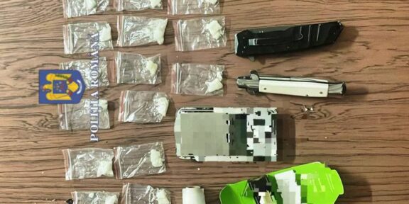 (FOTO) CONSTANȚA. 15 pliculețe cu droguri găsite într-o mașină oprită pentru control