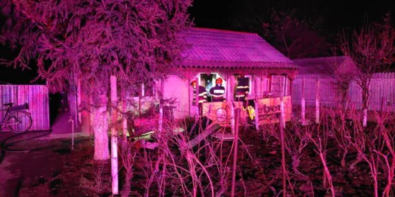 Incendiu la o casă din județul Tulcea: un bărbat a fost scos din flăcări de către vecini, însă a fost declarat decedat