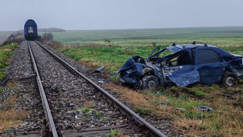 (FOTO) JUDEȚUL CONSTANȚA. Două persoane au scăpat ca prin minune după ce mașina lor a fost lovită de tren