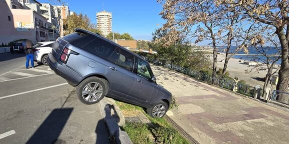 (FOTO) CONSTANȚA. Un Range Rover a căzut peste bordură, în fața hotelului Continental. Val de ironii pe rețele de socializare: „A vrut să fugă de Poliția Locală, nu plătise parcarea”