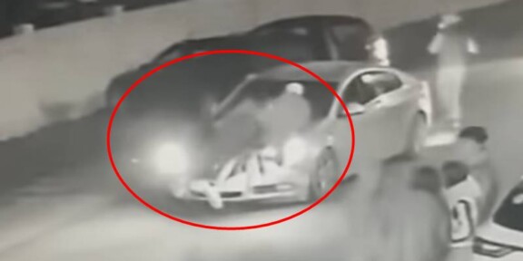 (VIDEO) Tineri filmați în timp ce se urcă pe capota unei mașini, care apoi face accident. Unul dintre ei a fost grav rănit: „Puțin a lipsit să se întâmple o adevărată tragedie”