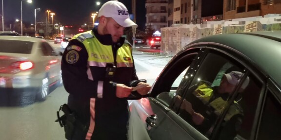 Acţiuni de amploare ale poliţiştilor constănţeni, în weekend. Au fost aplicate 902 amenzi, 76 de şoferi au rămas fără permis