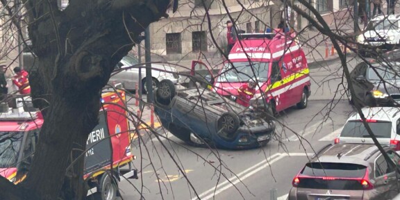 Accident între două maşini, în Constanţa: un autoturism s-a răsturnat din cauza impactului violent