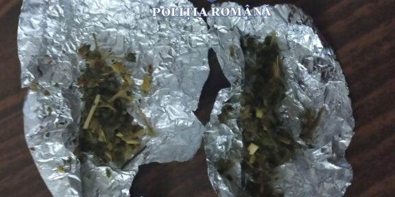 Tânăr oprit de poliţişti pe bulevardul Tomis din cauza comportamentului nefiresc. Individul avea droguri asupra sa