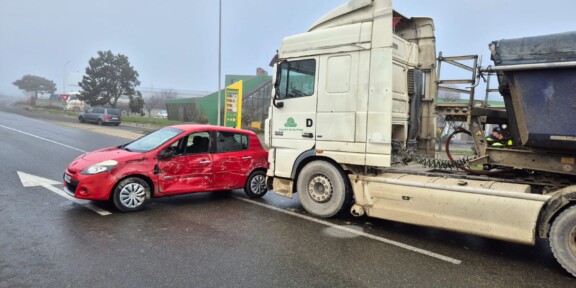Accident între un TIR şi o maşină în sensul giratoriu de la ieșirea din Ovidiu. Două persoane au ajuns la spital