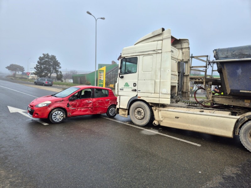 Accident între un TIR şi o maşină în sensul giratoriu de la ieșirea din Ovidiu. Două persoane au ajuns la spital