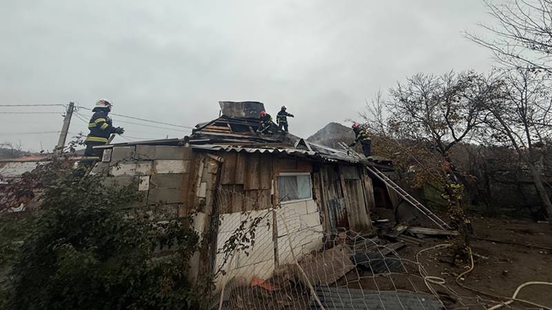 (FOTO/VIDEO) Incendiu la acoperișul unei case din județul Tulcea: pompierii intervin pentru ca flăcările să nu se extindă