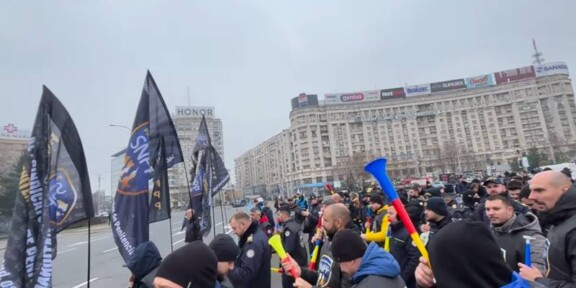 (VIDEO) Sindicaliștii din Poliție protestează în Piața Victoriei, împotriva „Ordonanței trenuleț”: sunt nemulțumiți din cauza diminuărilor salariale și neindexării pensiilor