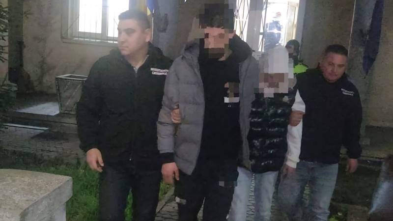 (FOTO/VIDEO) JUDEȚUL CONSTANȚA. Un bărbat și un minor au fost reținuți după ce au intrat într-un imobil și au furat bani, bijuterii și telefoane: i-au amenințat proprietarii cu un cuțit