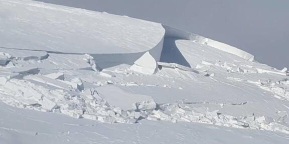Risc mare de avalanşă în Bucegi, Ciucaş şi Munţii Baiului. Salvamontiştii avertizează turiştii să nu schieze în afara pistelor
