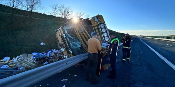Un TIR încărcat cu detergent s-a răsturnat pe Autostrada Soarelui
