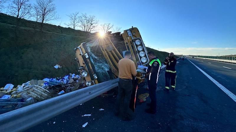 Un TIR încărcat cu detergent s-a răsturnat pe Autostrada Soarelui