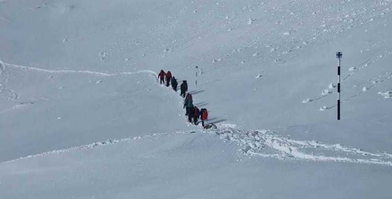Turişti din Constanţa, ajutaţi de către salvamontişti să parcurgă traseul de la o cabană la telecabina Babele. „Nu vă aventuraţi pe traseele turistice montane de mare altitudine”