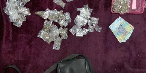 Percheziţii la un dealer de droguri din Constanţa. Consumatorii plăteau sume între 200 și 2.000 de lei