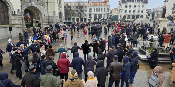 Pentru câteva momente, constănţenii au uitat de politică şi neajunsuri. Şi-au dat mâna într-o horă a unirii