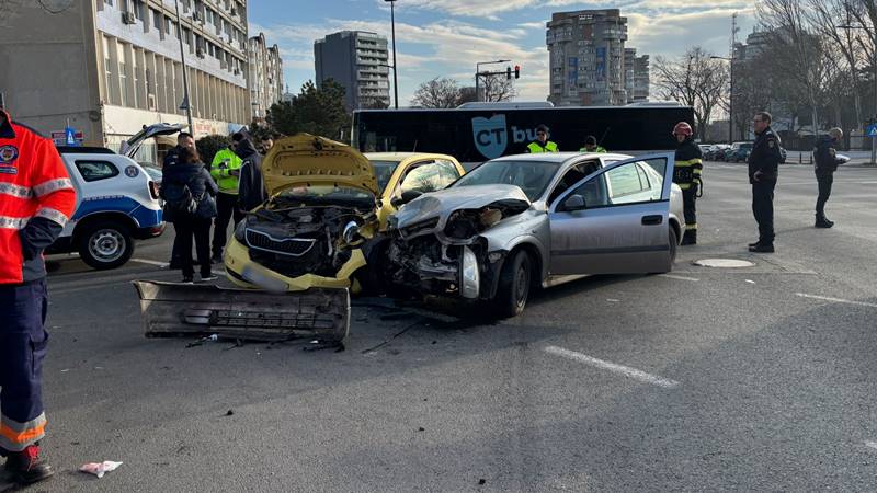 CONSTANȚA. Accident între două autoturisme, în zona Spitalului de Boli Infecțioase: două persoane au fost rănite