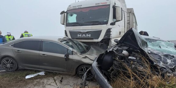 (FOTO/VIDEO) Accident grav între două mașini și un TIR, în județul Tulcea: drumul de legătură între Constanța și Tulcea este blocat