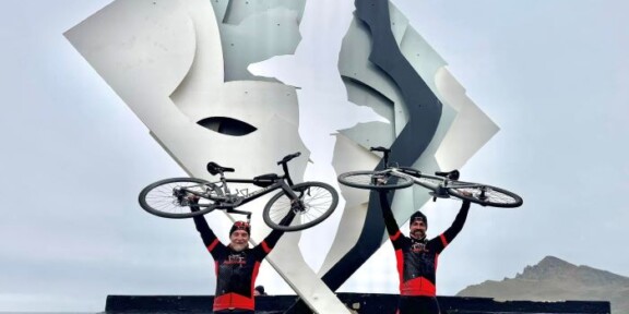Povestea celor doi români care au pedalat până la „capătul lumii”. Au devenit primii oameni din istorie care au fost cu bicicletele pe insula Capul Horn: „În carte, în lectură și în sport, există o șansă să fim mai buni”