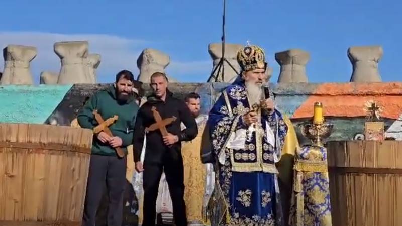 (FOTO) CONSTANȚA. Trei tineri au recuperat crucile aruncate de ÎPS Teodosie în apele mării: unul dintre ei este campion mondial