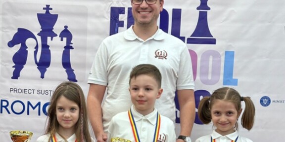 Oameni de care România are nevoie! Un medic antrenează gratuit viitori campioni la şah – Emanuel îşi dedică timpul liber copiilor talentaţi! „Mă umple de bucurie și mă încarcă de energie”