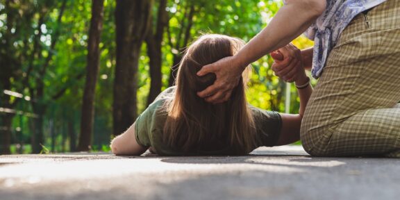Medic neurolog, despre ce trebuie făcut atunci când cineva are o criză de epilepsie. „Nu are niciun rost să-l înţepăm, să-l muşcăm”