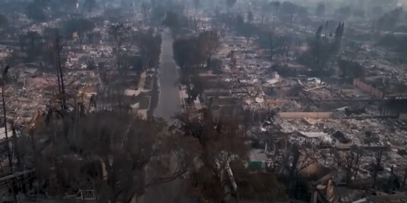 Imagini greu de privit! Bilanţul morţilor în incendiile din Los Angeles creşte la 10, în timp ce focul continuă să se extindă, 10.000 de clădiri distruse. VIDEO