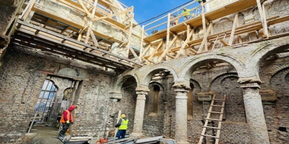 (FOTO) CONSTANȚA. Un monument istoric își recapătă strălucirea: lucrările la Sinagoga Mare avansează în ritm alert