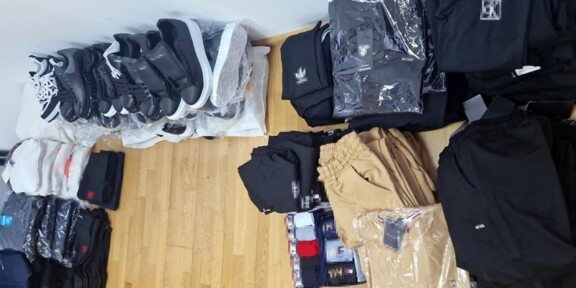 (FOTO) Produse contrafăcute în valoare de 60.000 lei, confiscate de polițiștii de frontieră la Mangalia