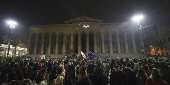 Mii de georgieni au petrecut Crăciunul pe stil vechi la protest. Manifestanții s-au adunat în fața Parlamentului cu steaguri și lumânări în mâini