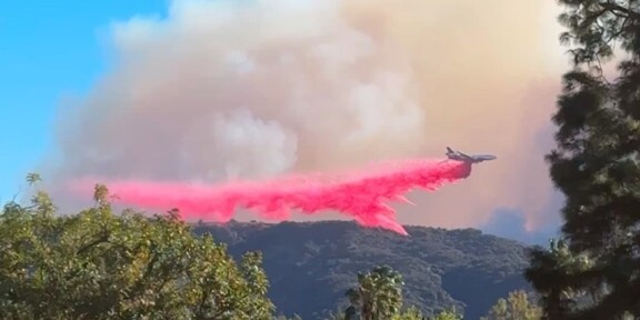 Incendiile din Los Angeles. Bilanţul morților urcă la 16 –  care este rolul pudrei roz pulverizate din avioane