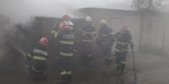 Incendiu la un garaj din municipiul Tulcea. O maşină a fost distrusă de flăcări