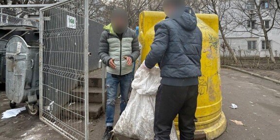 (FOTO) CONSTANȚA. Doi bărbați au fost prinși de polițiștii locali în timp ce distrugeau un recipient de colectare selectivă a deșeurilor