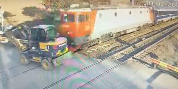 (VIDEO) Un tren care circula pe ruta Brașov-Constanța a lovit un buldo-excavator: circulația feroviară este perturbată
