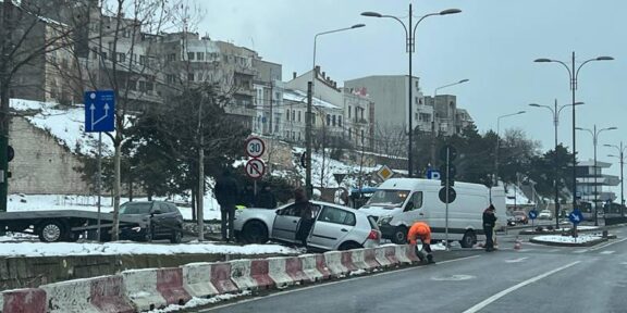 CONSTANȚA. Un tânăr de 19 ani a intrat cu mașina într-un stâlp: nu avea permis de conducere