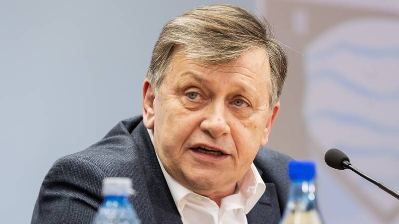 Antonescu: Klaus Iohannis a ieşit urât de pe aparat, cum se spune în gimnastică, a avut un final trist de carieră