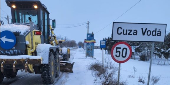 Peste 290 de tone de material antiderapant au fost împrăştiate pe drumurile din judeţul Constanţa. La această oră, nu sunt probleme deosebite