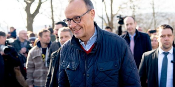 Alegeri cruciale în Germania: Conservatorul Friedrich Merz, favorit pentru funcția de cancelar, pe fondul unei crize economice și al ascensiunii extremei drepte