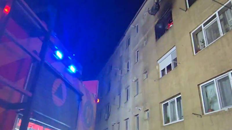 (VIDEO) Incendiu la un apartament din Mangalia: două persoane au ajuns la spital cu arsuri – 30 de persoane s-au autoevacuat, alte 5 au fost scoase de pompieri