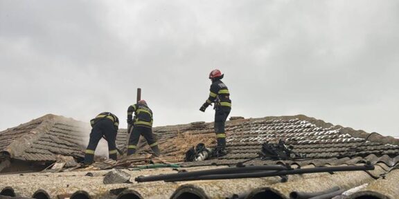 (FOTO/VIDEO) Incendiu la o casă din județul Tulcea: trei persoane primesc îngrijiri medicale