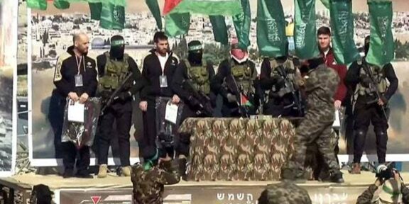 Alți trei ostatici israelieni au fost eliberați sâmbătă de Hamas: Israelul a început eliberarea a 369 de palestinieni