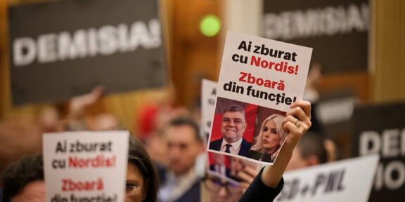 Parlamentarii USR și AUR au protestat în Parlament. I-au cerut demisia lui Marcel Ciolacu: „Ai zburat cu Nordis, zboară din funcție!”