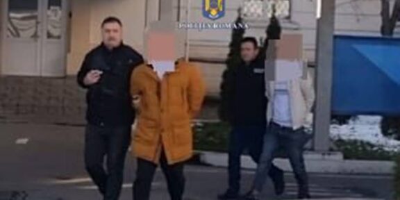 (FOTO/VIDEO) CONSTANȚA. Trei bărbați și o femeie au fost reținuți după ce au dat 20 de spargeri și au furat bani, bijuterii și alte bunuri – prejudiciul ajunge la 500.000 de lei