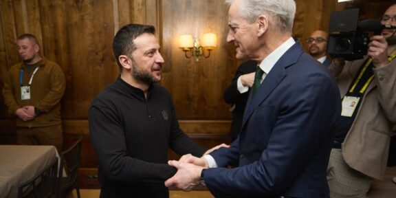 Summit la Kiev, la 3 ani de război cu Rusia. Premierul Norvegiei i-a ironizat pe Viktor Orban şi Donald Trump, Irlanda donează Ucrainei radare