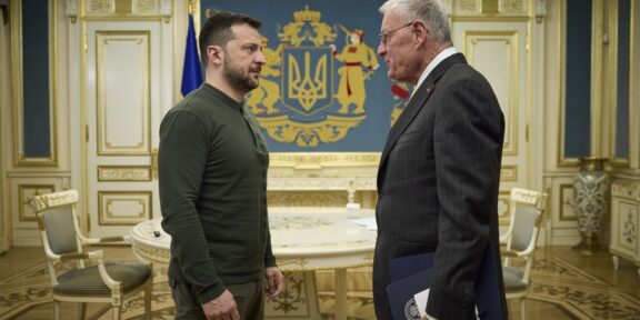 Trump a oferit Ucrainei un proiect „îmbunătăţit” privind acordul asupra resurselor minerale. Zelenski: „Ucraina este pregătită pentru un acord puternic”