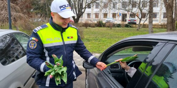 Şoferiţe trase pe dreapta de poliţiştii constănţeni. Acestea nu au primit amenzi, ci flori, zâmbete și recomandări de a conduce prudent.