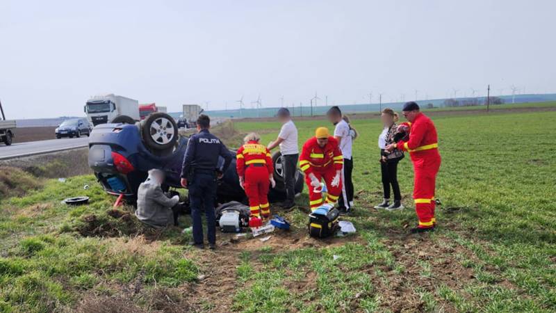 O mașină s-a răsturnat la ieșirea din Mihai Viteazu spre Tulcea: intervine elicopterul SMURD