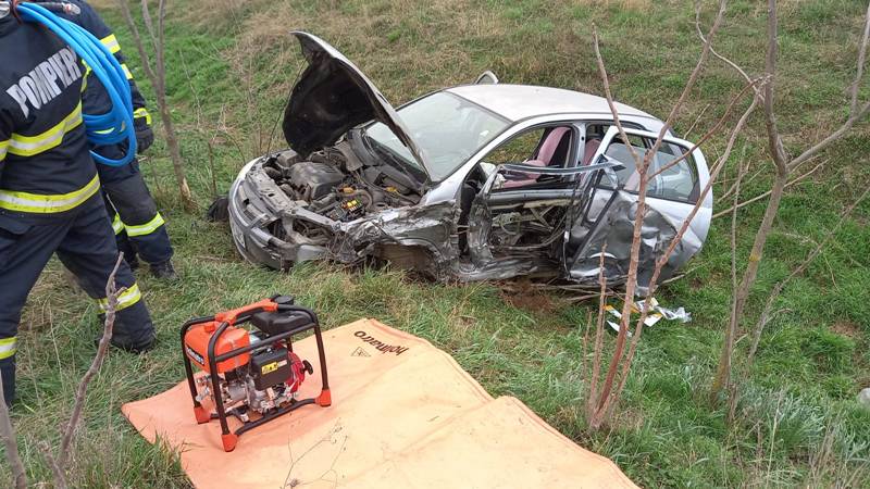 (FOTO) Accident între un TIR și o mașină, în Sibioara: o persoană este încarcerată