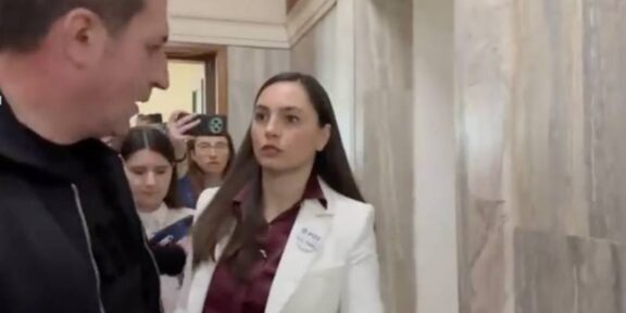 Anamaria Gavrilă a sunat la 112 și a chemat Poliția să evacueze jurnaliștii care o așteptau la ușa biroului din Parlament